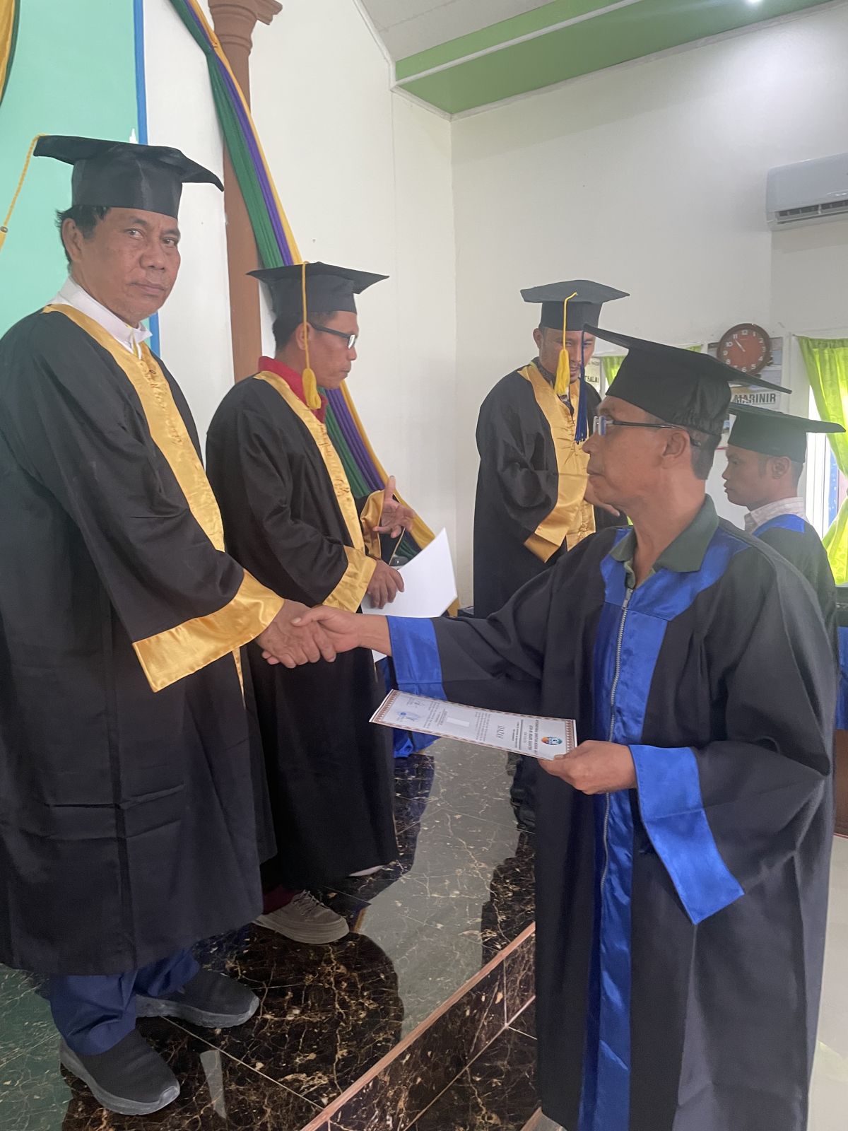 Penyerahan ijazah ICM oleh pengajar