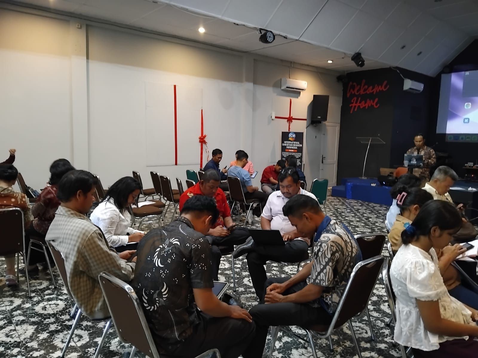 Sesi doa pada workshop pemuridan di Pematangsiantar